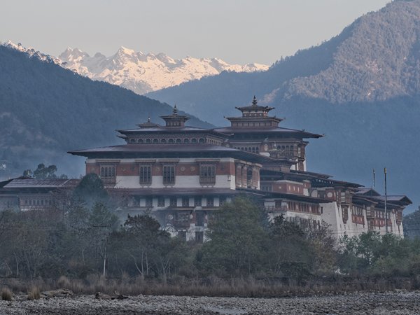 Punakha dzong in de vroege morgen, Bhutan