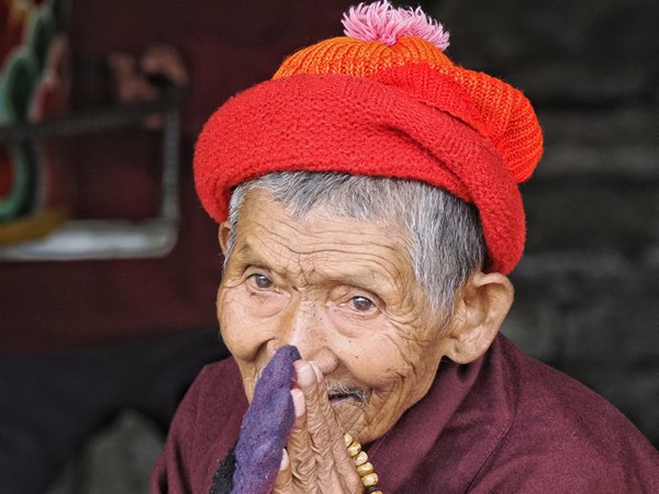 Man groet ons bij de Memorial Chorten in Thimphu, Bhutan