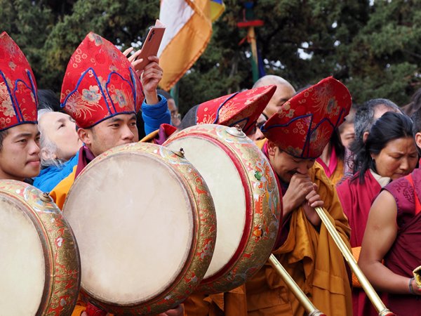 Musici bij een ceremonie in Tharpaling, Bhutan