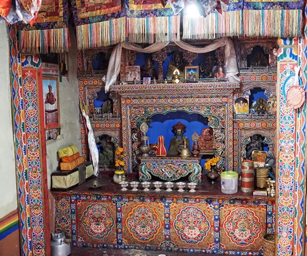 Huisaltaar in de Phobjikha vallei, Bhutan