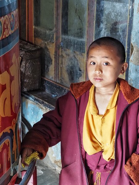 Jonge monnik bij Mongar, Bhutan