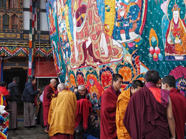 Ceremonie bij thangka-kleed in Tharpaling, Bhutan