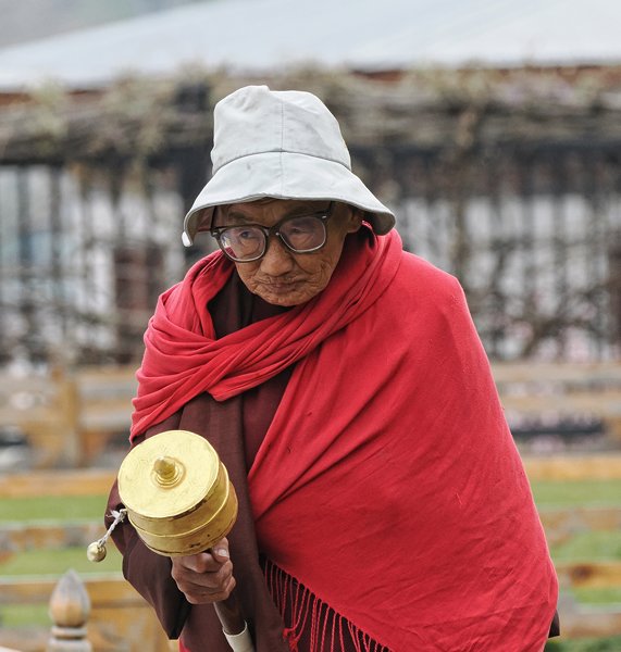 Vrouw bij de Memorial Chorten in Thimphu, Bhutan