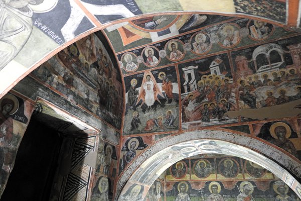 Frescos in Dobarsko met o.a. de raket-hemelvaart