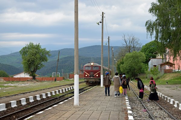 Zigeuners in Beltsa lopen naar de trein