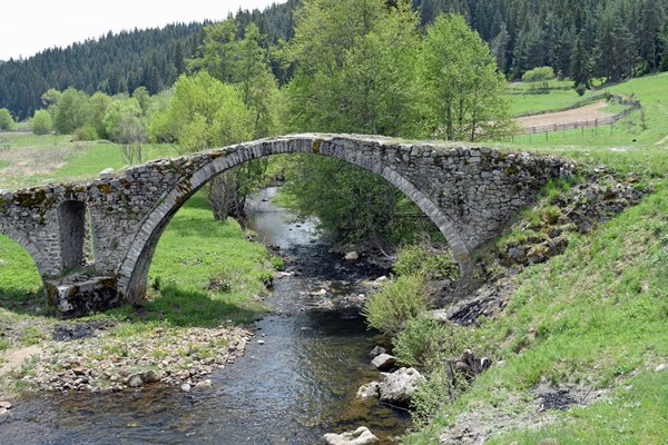 Een oude stenen brug in de omgeving van Zmeitsa