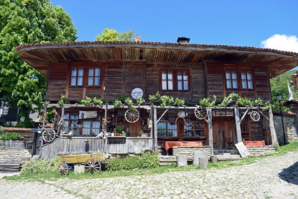 Een van de houten huizen in Sheravna
