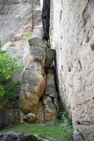 Een rotsmuur bij de Madara ruiter
