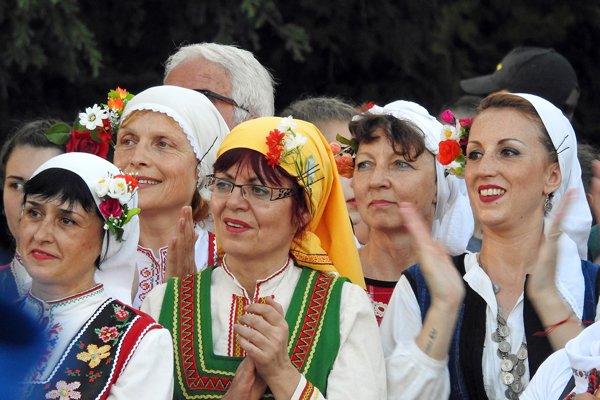 Een volksdansgroep bij de opening van het rozenfestival in Kazanlak.
