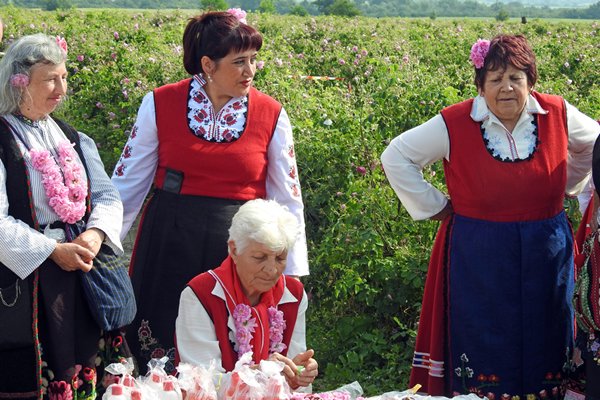 Dames bij de rozenpluk ceremonie in Kanchevo