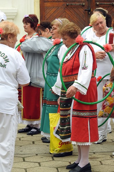 Oudere deelnemers aan  majorette-optocht in Kazanlak