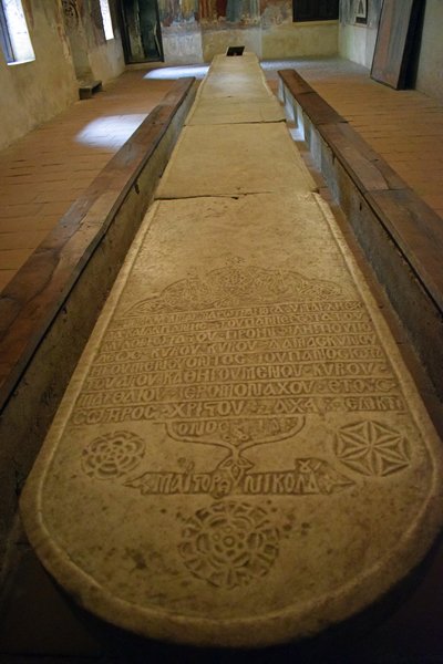 Een gigantische eettafel in het Bachkovo klooster