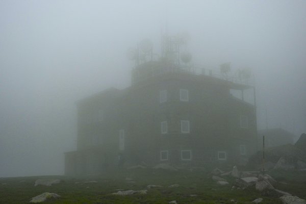 Het gebouw op de Zwarte Piek van Mt Vitosha in de mist
