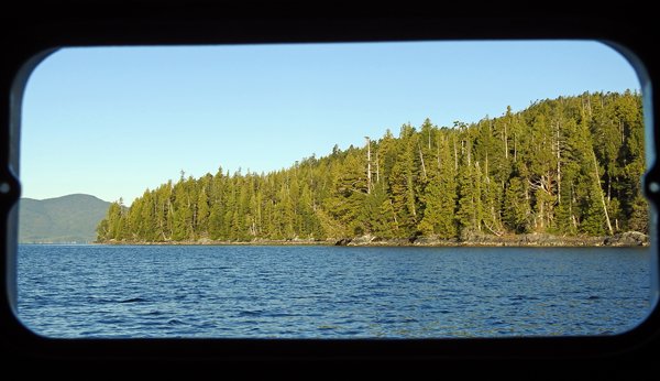 Uitzicht vanuit ons hutje op de Island Roamer van het Great Bear Rainforest (Canada)