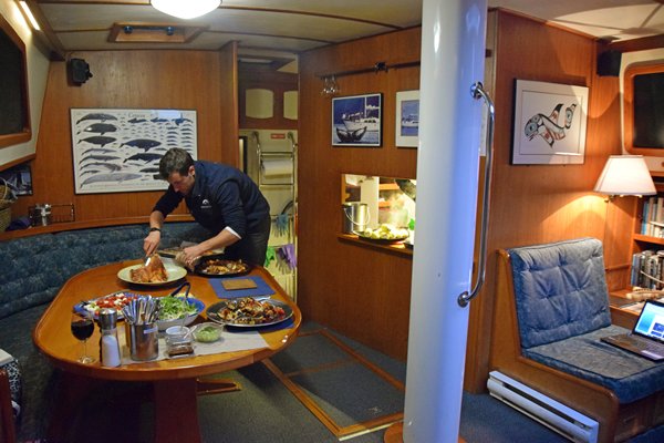 Voorbereiden van diner op de Island Roamer