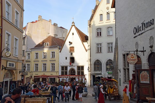 Straatbeeld in het oude centrum van Tallinn