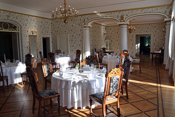 De luxe eetzaal van de Padise Manor