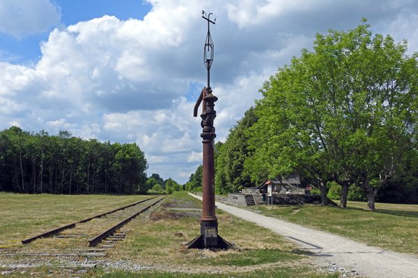 Monument bij de vroegere spoorlijn bij Risti, Estland