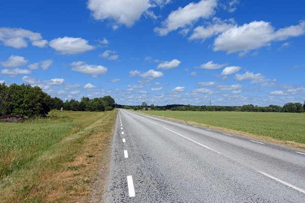 Er zijn weinig fietspaden op Estland, maar met zulke rustige wegen is dat geen probleem
