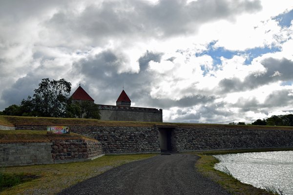 Dreigende lucht bij het kasteel in Kuressaare op Saaremaa, Estland