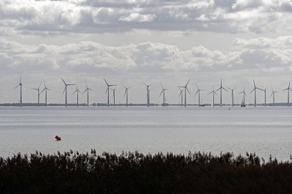 Windmolens in het IJsselmeer bij Oudemirdum, Friesland