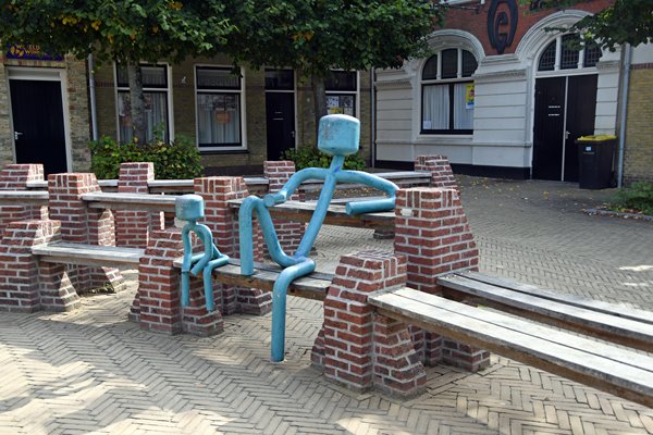 Beeldje van bankzitters bij de Broerekerk in Bolsward, Friesland
