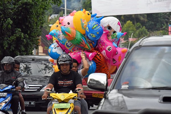 Ballonverkopers in Manokwari, Papoea
