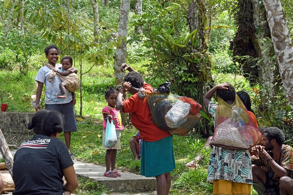 Dragers met voedsel in Sioubri, Papoea