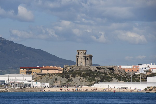 Zicht op tarifa vanaf zee