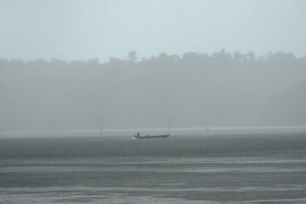 Regen op het Brokopondomeer