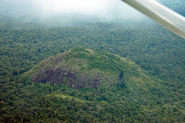 Poti Hill vanuit het vliegtuigje