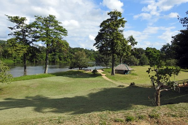Zicht op Tapanahony rivier vanaf balkon