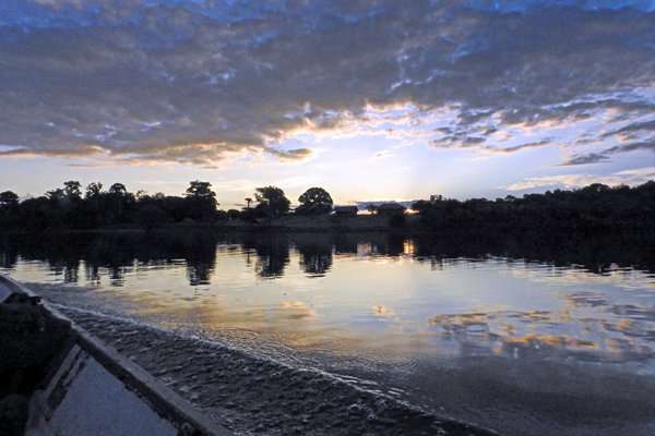 Schemering op de Tapanahony rivier