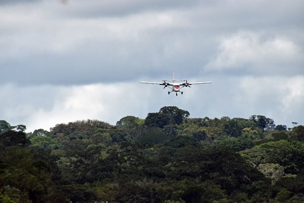 Vliegtuig komt aanvliegen boven de jungle bij Palumeu