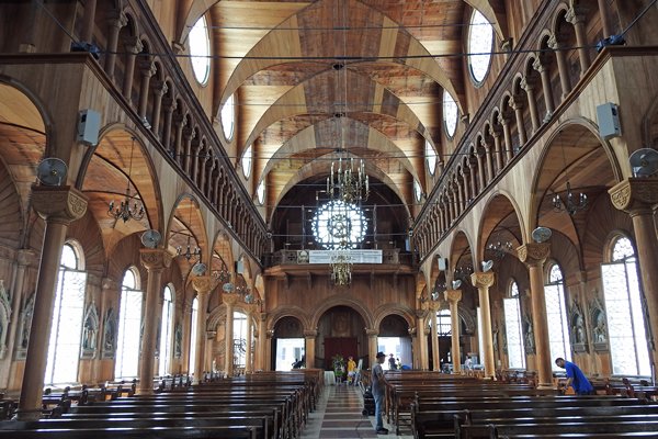 Het houten interieur van de St Petrus en Paulus kathedraal in Paramaribo