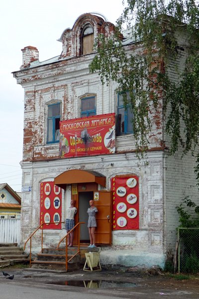 Kledingwinkel in Marinsky Posad.