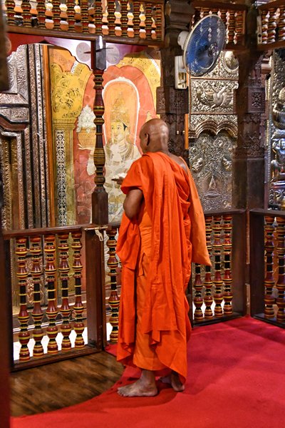 In de Tempel van de Tand in Kandy, Sri Lanka
