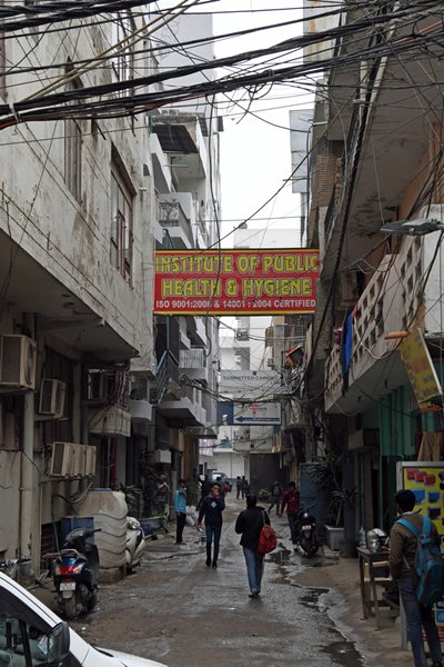 Institute of Public Health & Hygiene in achteraf straat in Delhi