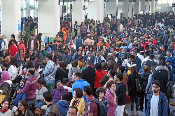 Volle vertrekhal op de nationale luchthaven van Delhi (India)
