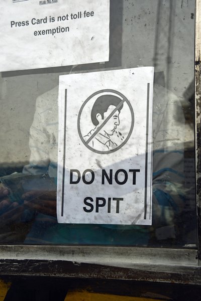 Waarschuwing (niet spugen) bij een tolpoort (India)