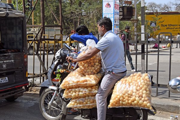Motor beladen met grote zakken in Chhindwara (India)
