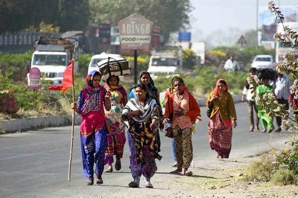 Demonstrerende (?) vrouwen in de buurt van Ribda (Gujarat, India)