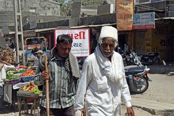 Straatleven in Mendarda (Gujarat, India)