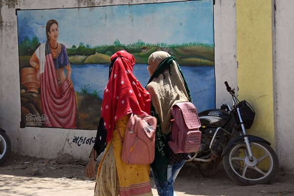Vrouwen bij een muurschildering (Gujarat, India)
