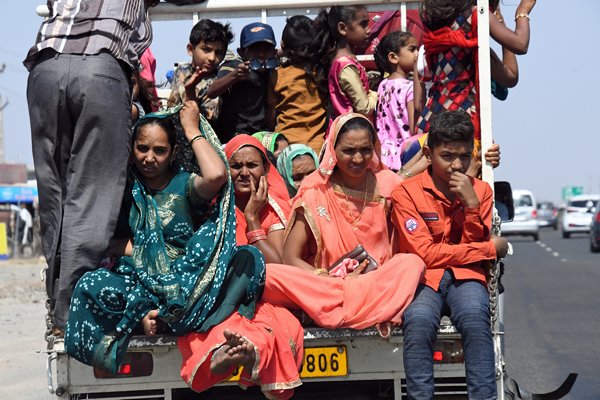 Vrouwen in een laadbak tussen Junagadh en Surendranagar (Gujarat, India)