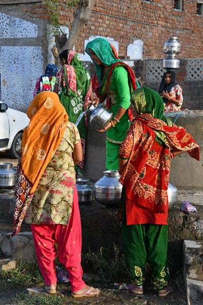 Water halen in Gujarat (India)
