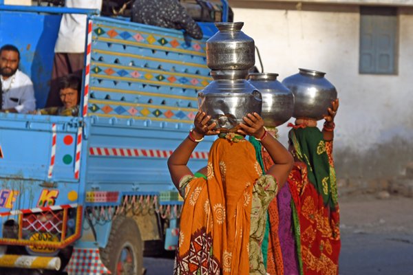 Water halen in Gujarat (India)