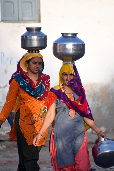 Water halen in Gujarat (India)