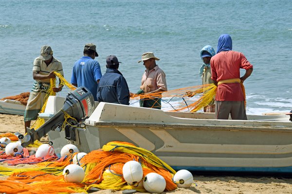 Vissers op het strand van Negombo (Sri Lanka)