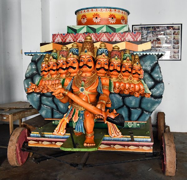 Mooie tempelkar in de Sri Munneswaram Devesthan tempel bij Chilaw (Sri Lanka)